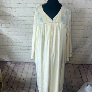 3X Kay Anna zip up velour floor length long sleeve plus size robe. Ivory.